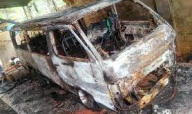 யாழில் எரிந்து கருகிய ஹயஸ் வாகனம்! உரிமையாளர் படுகாயம்!