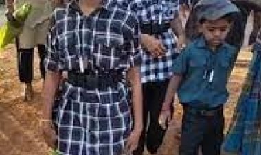 போராளிகளைப் போல் சயினட் குப்பியுடன் வணக்கம் செலுத்தியவர்கள் யார்?