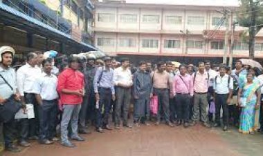 புதிய நியமன  அதிபர்கள் தமக்கு அநீதி என ஆளுநர் அலுவலகம் முன் ஆர்ப்பாட்டம்