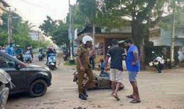 ஹெல்மட் இல்லாமல் மோட்டர் சைக்கிளில் சென்ற 2 காவாலிகள் காருடன மோதி விபத்து