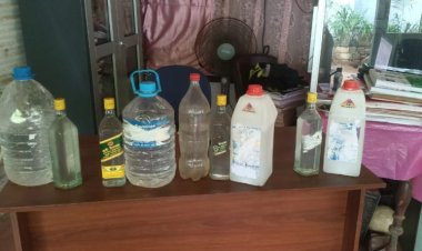 யாழ் திருநெல்வேலிச் சந்தையில் கசிப்பு விற்று பிடிபட்ட காட்சிகள் இவை!!