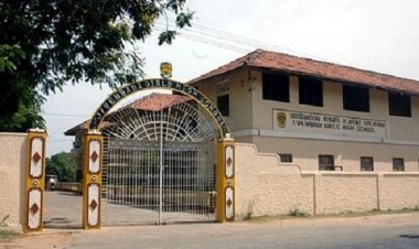 யாழ் வேம்படி மகளீர் கல்லுாரி மாணவி வகுப்பில் செய்த திருவிளையாடல்!!