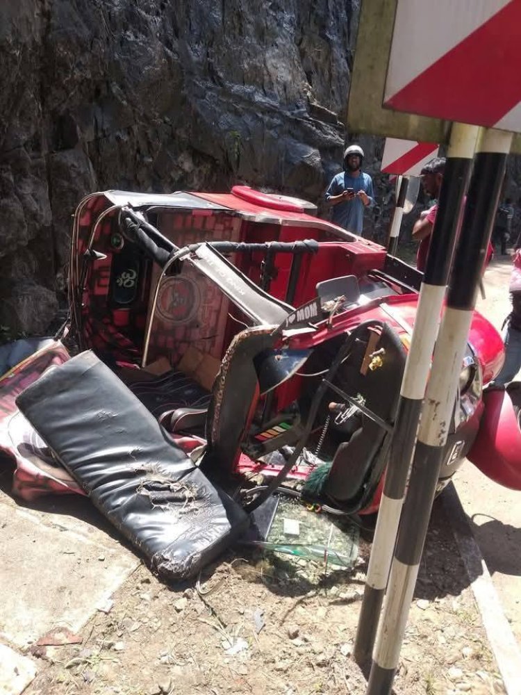 வேகக்கட்டுப்பாட்டை இழந்து குடைசாய்ந்த முச்சக்கர வண்டி..! மூவருக்கு காயம்